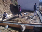 Bestellen Sie baut Schule in der Nähe Rudraprayag  - Das Fundament des neuen Klassenzimmers im Bau (zum Vergrößern anklicken)