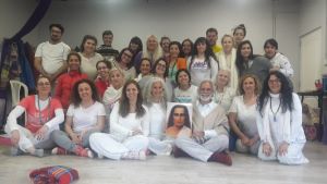 Acharya Ganapati (centro permanente) y Acharya Annapurnama (centro sentado) realizaron un primer seminario de iniciación con 12 participantes en Medellín, Colombia, del 19 al 21 de julio de 2019. Este fue organizado por el Dr. Sebastien Castrillon (2º desde la izquierda)