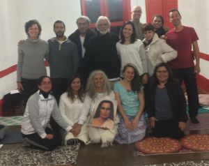 Acharya Ganapati (centro permanente) y Acharya Annapurnama (centro sentado) realizaron un primer seminario de iniciación con 12 participantes en Medellín, Colombia, del 19 al 21 de julio de 2019. Este fue organizado por el Dr. Sebastien Castrillon (2º desde la izquierda)