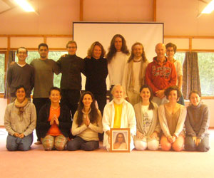 Aquí está el grupo que recibió la tercera iniciación en las 144 kriyas de M. G. Satchidananda en Chateau Fondjouan, cerca de Orleans, Francia, 22-29 agosto del 2014