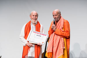 Swami Sai Sivananda, President of the Federation Francophone de Yoga presents the award to M. G. Satchidananda 
        (click image to enlarge)